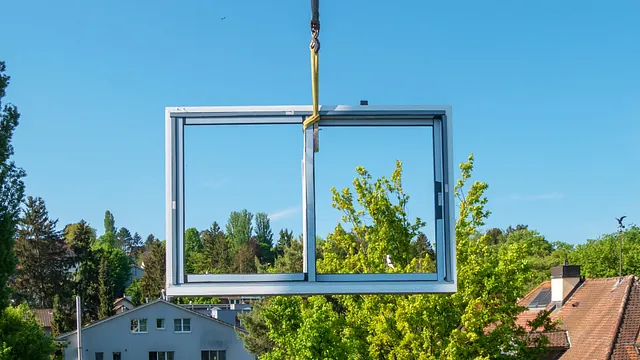 Vindu løftes med lift